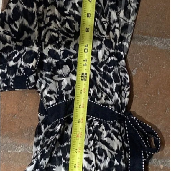 BCBG Max Azria Ribbon Tie Abstract Floral Semi Sheer Silk Wrap Top Sz XS - Picture 15 of 15